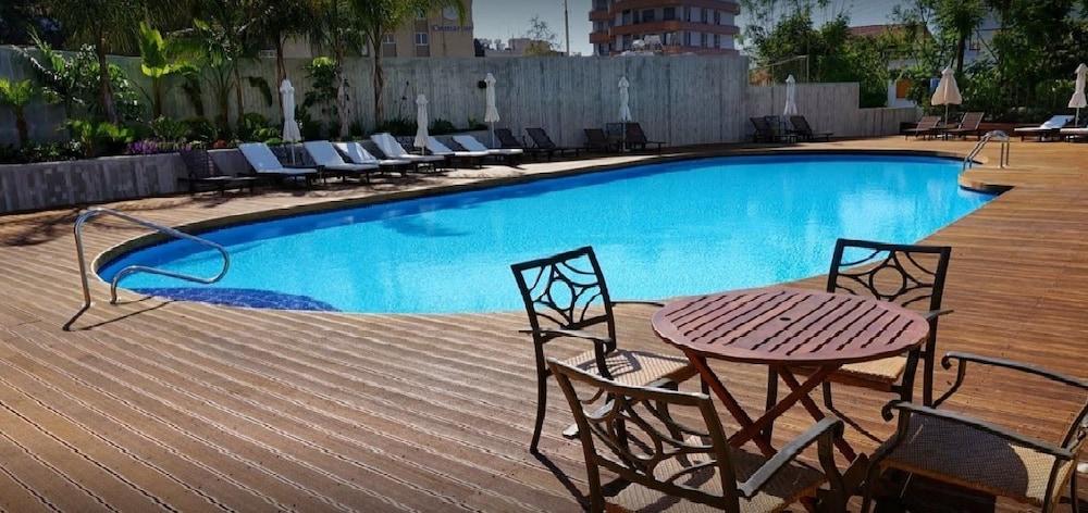 Curium Palace Hotel Limassol Exterior foto