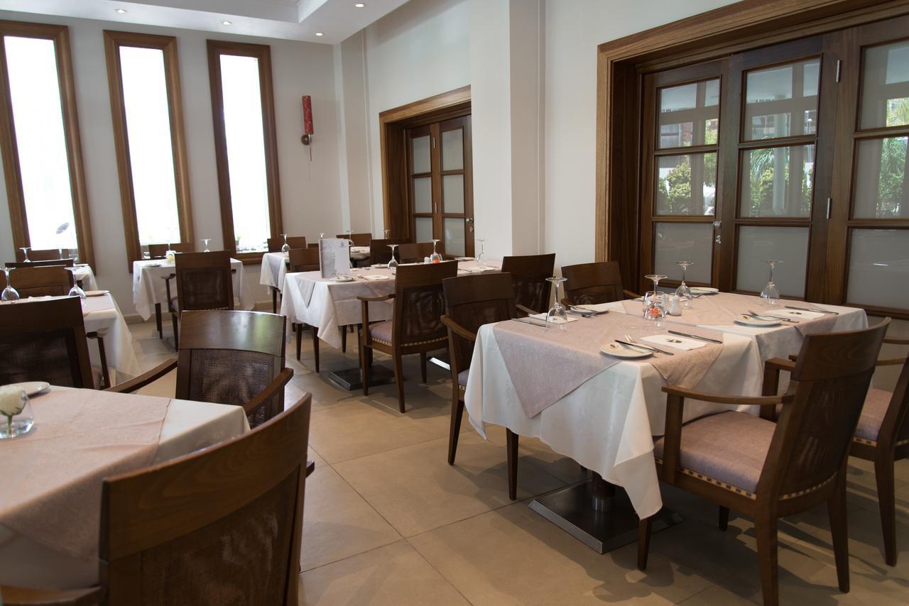 Curium Palace Hotel Limassol Exterior foto